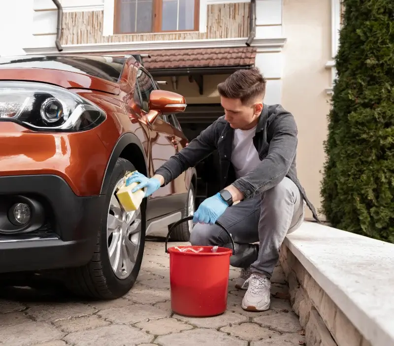 Lavage auto à domicile Saint-Saud-Lacoussière : professionnel intervenant sur un véhicule